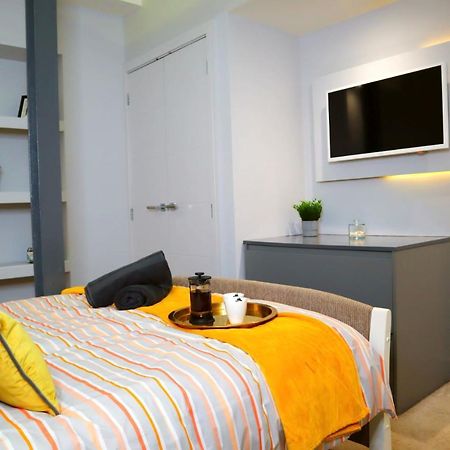 Urban Chic: Trendy 2-Bedroom with Smart Amenities Bournemouth Exterior photo